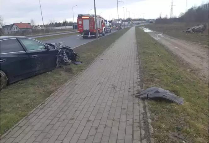 Tarnów. Pijany kierowca infiniti doprowadził do dachowania renault
