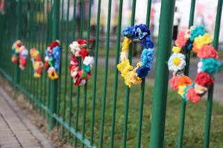 Kolorowe instalacje opanowały Lublin. Tak „Otulanie włóczką” świętuje swoje 10. urodziny!