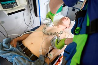 Płuca młodego mężczyzny przestały pracować. Życie uratowały mu implanty piersi