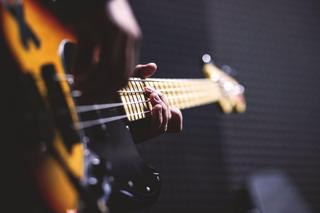 Sprzedawał instrumenty muzyczne. 27-latek z Leszna oszukał kilkadziesiąt osób na blisko 100 tys. złotych!