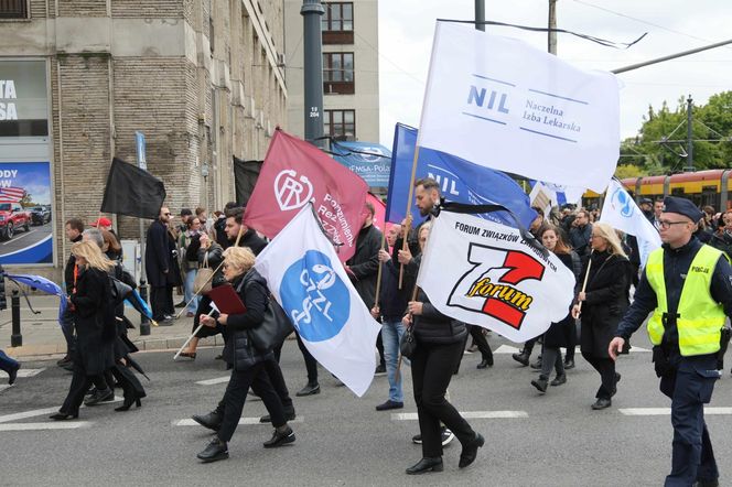   Razem przeciw przemocy. Medycy protestują w Warszawie