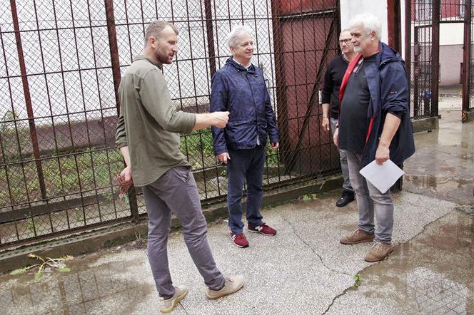 "Mały Zgon". Ekipa filmowa z Juliuszem Machulskim w byłym areszcie w Bartoszycach