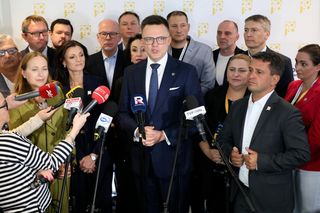 Partia Szymona Hołowni się sypie!?! Posłowie mają rozmawiać o opuszczeniu Polski 2050!