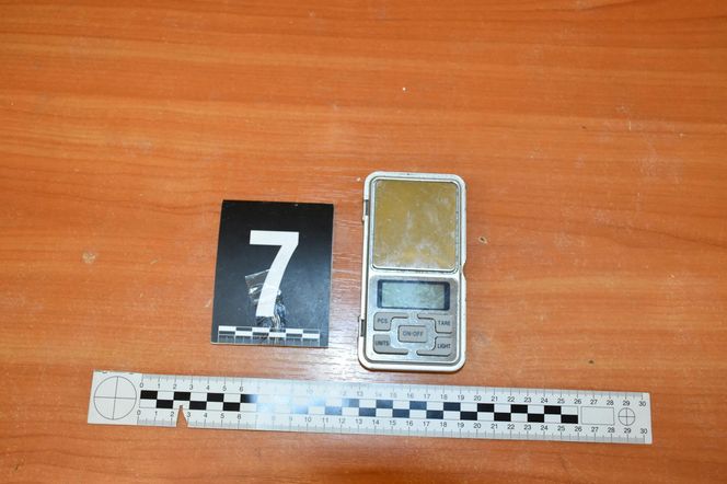 Pościg jak z filmu w Warszawie! W BMW środki odurzające i broń! Zobacz, co grozi zatrzymanej parze! 