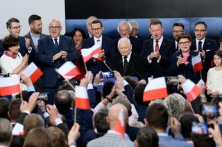 Czy PiS może liczyć na władzę? Co się musi stać, by partia Kaczyńskiego rządziła trzeci raz z rzędu? Możliwe scenariusze