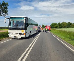 Jechali na wycieczkę. Wypadek niedaleko Krotoszyna z udziałem autokaru z uczniami z pow. rawickiego