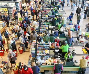 Dantejskie sceny w dyskontach przed Wielkanocą. „Po zamknięciu walili w szyby”