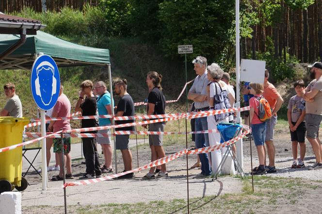 Piknik strzelecki w Bydgoszczy. Tłumy miłośników broni na strzelnicy garnizonowej [ZDJĘCIA]