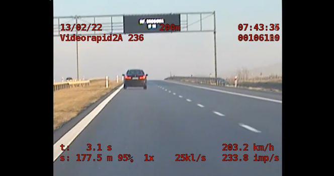 Jechał ponad 200 km/h. Wszystko nagrały kamery!