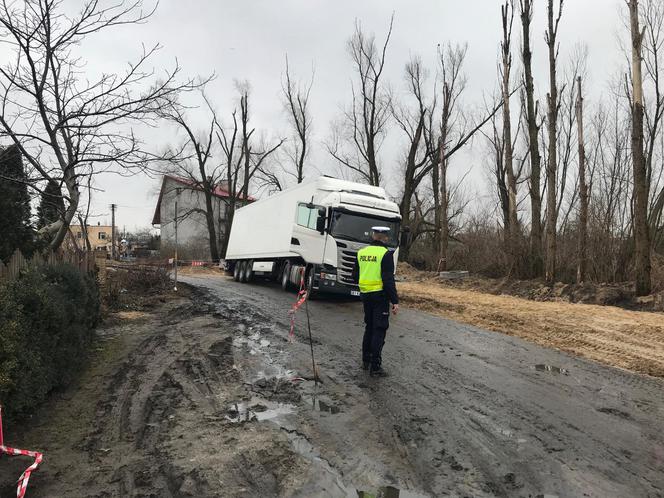 Wjechał tirem na plac budowy