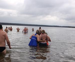 Było gorąco! Lubelskie morsy dały pierwszego w tym roku nura