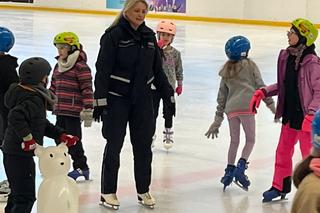Panda na lubelskim lodowisku. Przyjechała z nią policja.