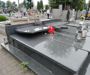 Ktoś zniszczył nagrobki na zabytkowym cmentarzu w Łomży!