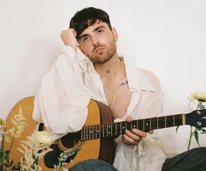 Duncan Laurence celebruje swoją miłość w nowym singlu „Anything”