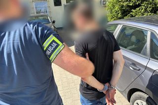Od kilku miesięcy okradał niezamknięte auta. Policja z Ostródy szuka poszkodowanych