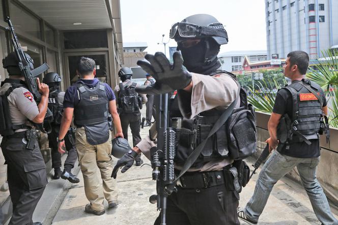 Zamach w Indonezji. Eksplozje i strzelanina na ulicach miasta. Są zabici