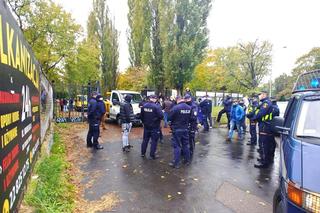 Policja przed stadionem Skry. Siłowe przejęcie 