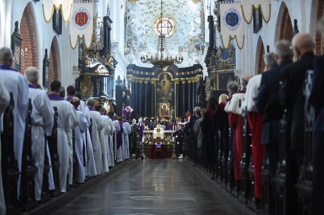 RELACJA NA ŻYWO - POGRZEB ABP. GOCŁOWSKIEGO.