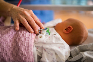 Niemowlę ze śladami pobicia w łódzkim szpitalu. Mama sama przywiozła dziecko