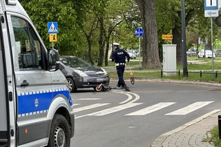 14-latka na hulajnodze wpadła pod toyotę. Auto ciągnęło ją po ziemi