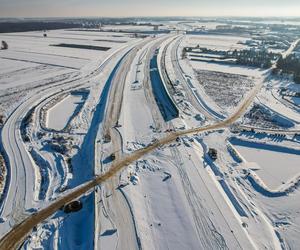 Autostrada A2 do Siedlec z lotu ptaka w ziomowej scenerii 