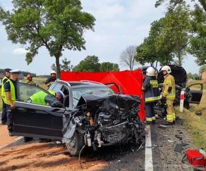 Tragiczny wypadek na DK 42. Zginęły dwie osoby. Wśród rannych są dzieci