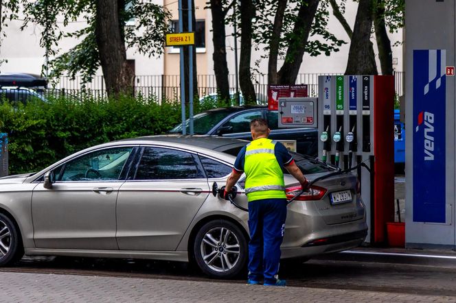 Rząd Tuska podnosi opłatę paliwową!