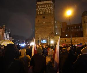 Światełko dla Pawła Adamowicza. Tłumy na wiecu w Gdańsku 