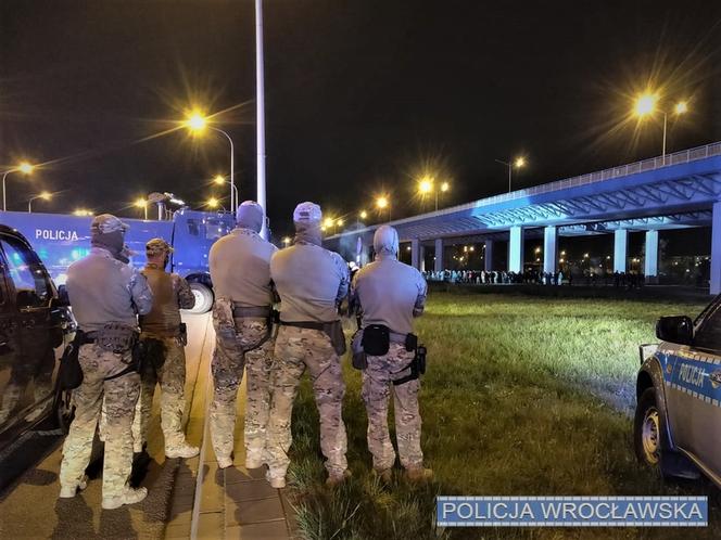 Derby Dolnego Śląska: Kibice zgromadzili się pod stadionem. W kierunku policjantów poleciały race 