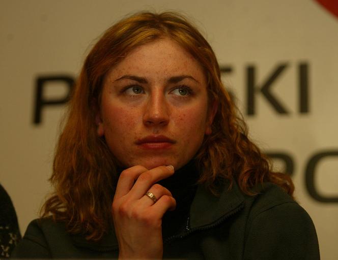 Justyna Kowalczyk z falowanymi włosami