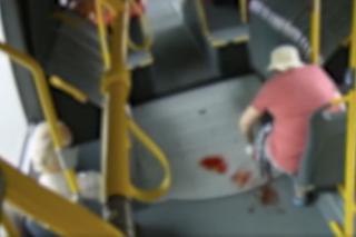 Weszła do autobusu i zaczęła mocno krwawić. Na pomoc starszej kobiecie rzucił się kierowca