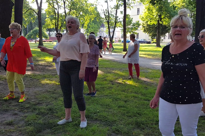 Próby w parku. Wygraj siebie z Leszna przygotowuje nowy taniec [AUDIO/VIDEO]  