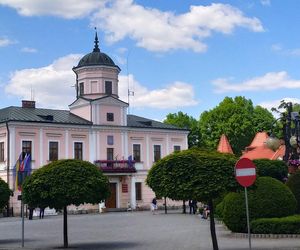 Wycinka drzew w centrum Tuchowa. Jak zmieni się skwer „pod samolotem”?