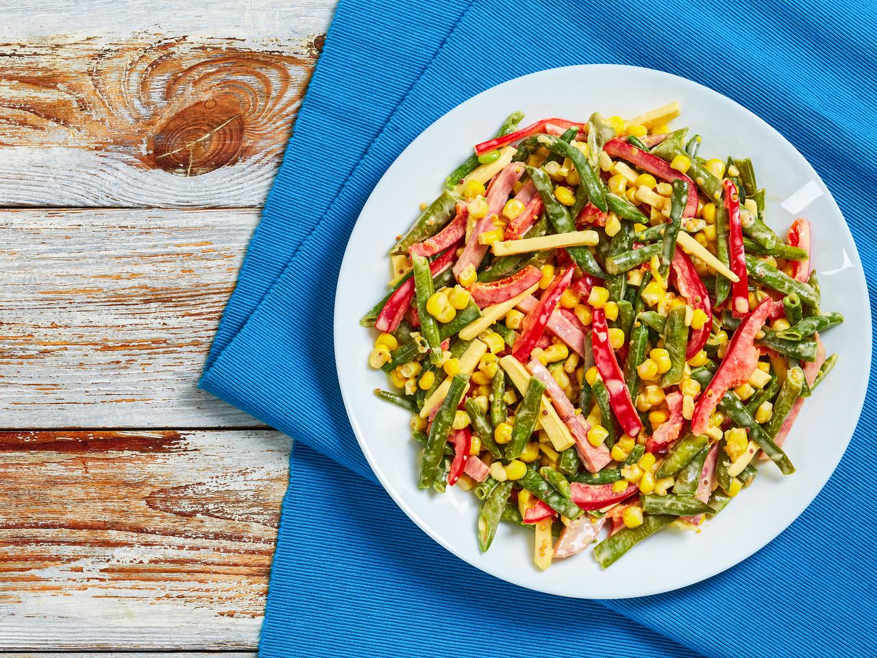 Sałatka z fasolki szparagowej, papryki i kukurydzy