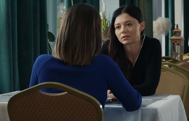 M jak miłość, odcinek 1726. Iza (Adriana Kalska), Aneta (Ilona Janyst)