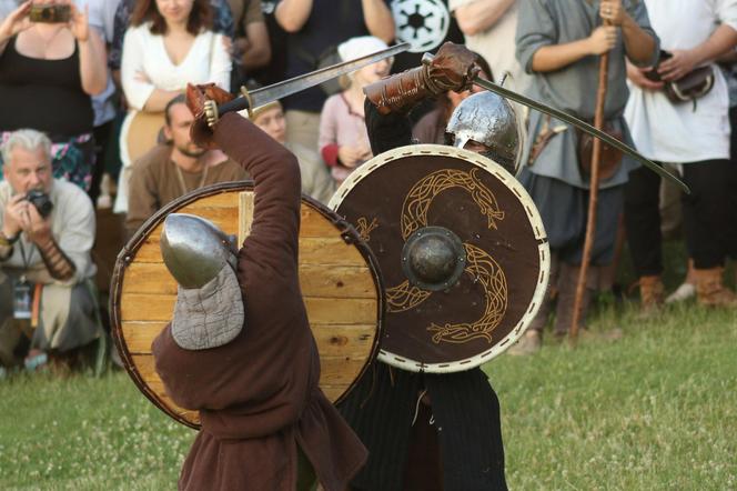 Zamek Ogrodzieniec, Podzamcze, XIX Najazd Barbarzynców