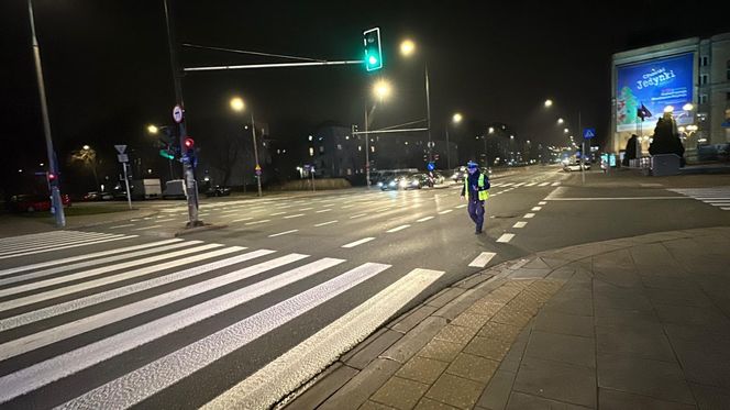 Kobieta walczy o życie po wypadku na al. Niepodległości w Warszawie. Pijany kierowca potrącił ją na zielonym świetle