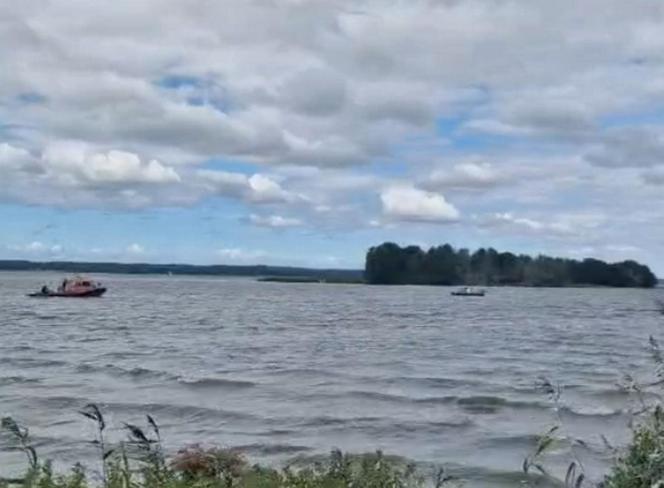 Trzy osoby zginęły w czasie szkwału na jeziorze Niegocin. Znaleziono jedną z łodzi [ZDJĘCIA]