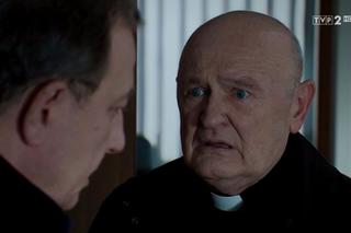 M jak miłość, odc. 1441. Staszek (Sławomir Holland), ksiadz (Maciej Damięcki)