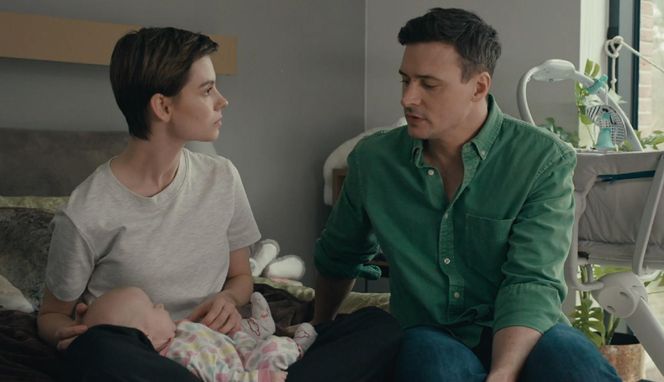 Na dobre i na złe odc. 960. Blanka (Pola Gonciarz), Nina (Rita Sobocińska), Krzysztof Radwan (Mateusz Damięcki)