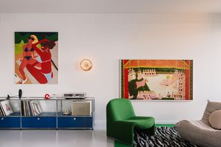 To mieszkanie przypomina małe miasto. Przejścia są jak ulice, zakamarki jak miejskie zaułki. Za każdym rogiem - ikona dizajnu