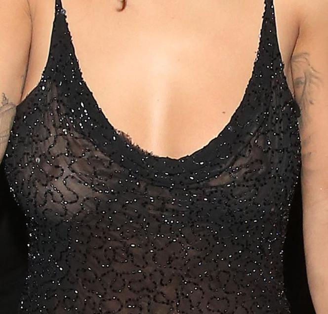 Rita Ora pokazała piersi