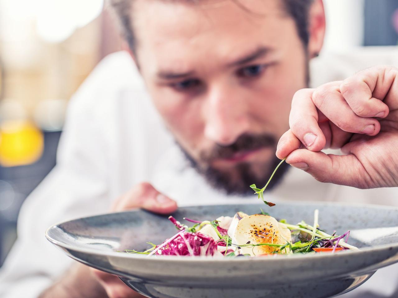 Sałatka KRÓLOWA STOŁU - modny przepis na królewską sałatkę