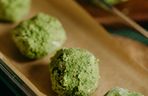 Nie tylko matcha latte. Podpowiadamy, jak jeszcze wykorzystać tę herbatę w kuchni