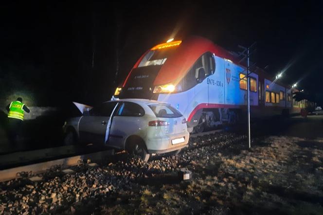 Zderzenie samochodu z pociągiem! Jedna osoba ranna! Utrudnienia na trasie Piła - Poznań
