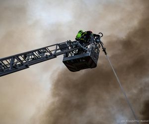 Strażacy pokazali zdjęcia ze środka. Tak wygląda spalona hala na Marywilskiej 44 