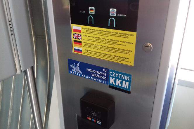 Kartę Krakowską można też przedłużyć w biletomatach komunikacji miejskiej, które mają specjalną naklejkę