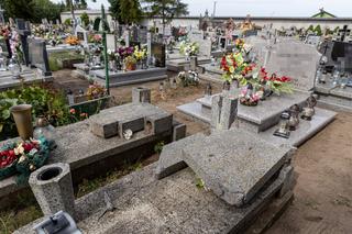 Cmentarz grozy w Łopiennie. To tu krzyż przygniótł 5-latkę. Ksiądz poprzewracał inne pomniki [WIDEO, ZDJĘCIA]