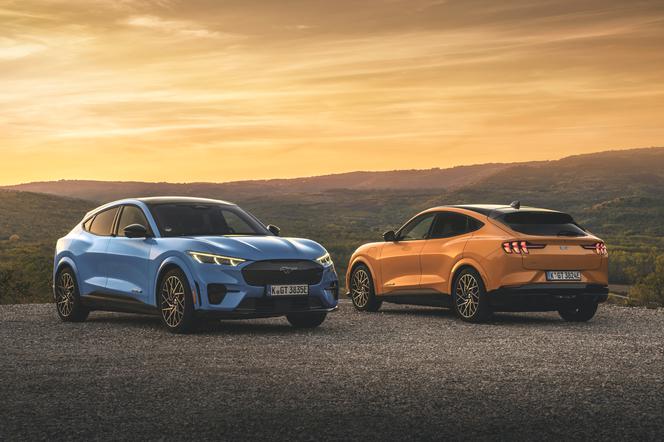 Elektryczna nowość Forda w kolorach Cyber Orange i Grabber Blue.