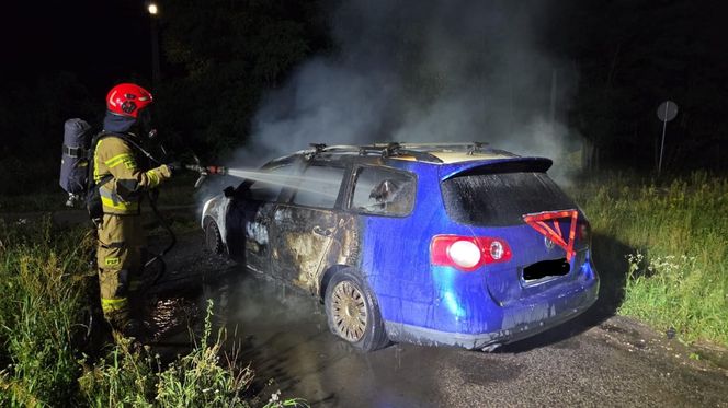 Ogień zaczął buchać z samochodu. Pilna akcja strażaków  
